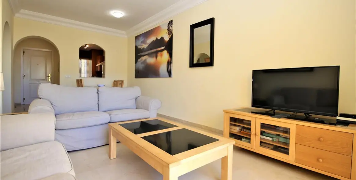 Short-term rent of middle floor apartment in Estepona 10