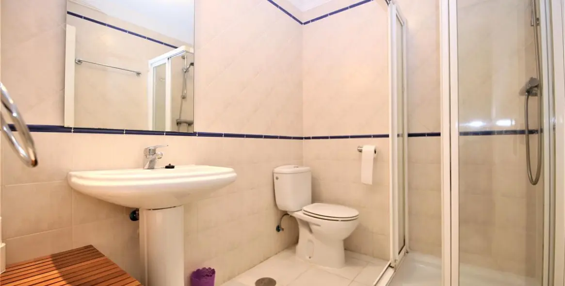 Short-term rent of middle floor apartment in Estepona 12