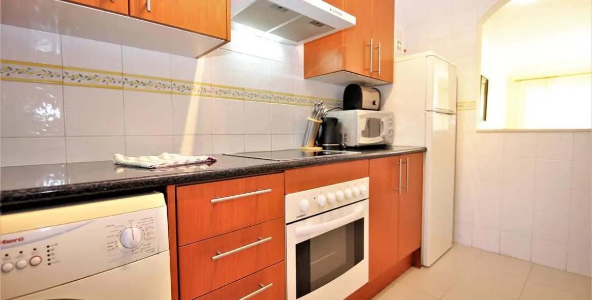 Short-term rent of middle floor apartment in Estepona 17