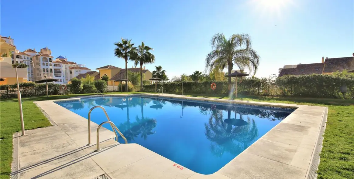 Short-term rent of middle floor apartment in Estepona 18