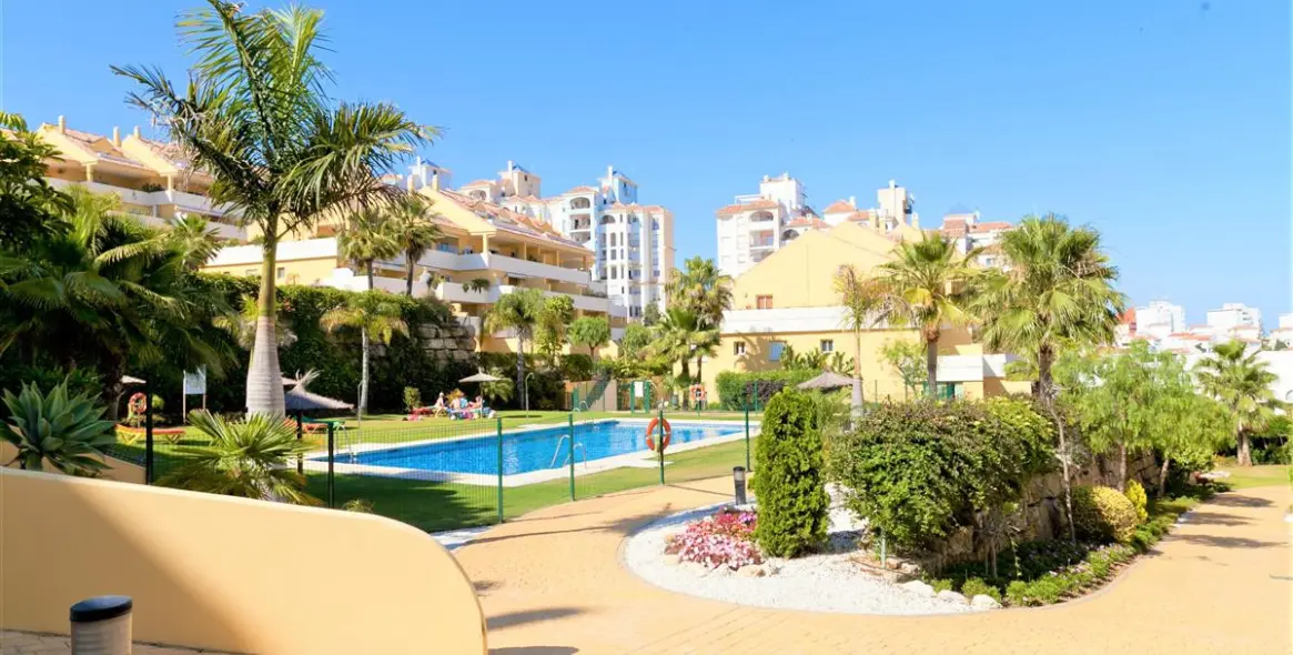 Short-term rent of middle floor apartment in Estepona 20