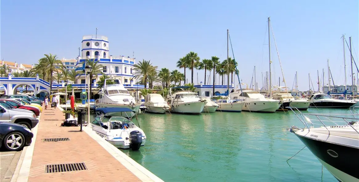 Short-term rent of middle floor apartment in Estepona 21