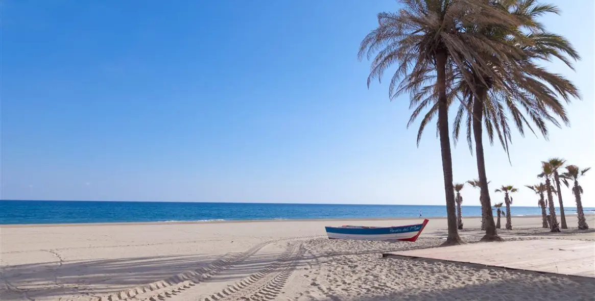 Short-term rent of middle floor apartment in Estepona 24