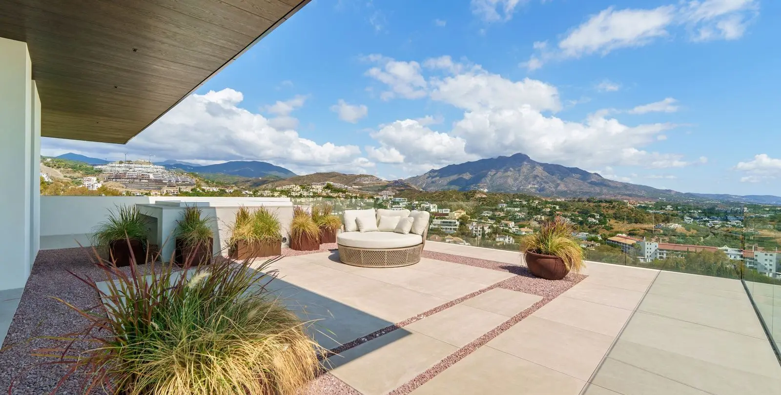 Sale of detached villa in Benahavís 32