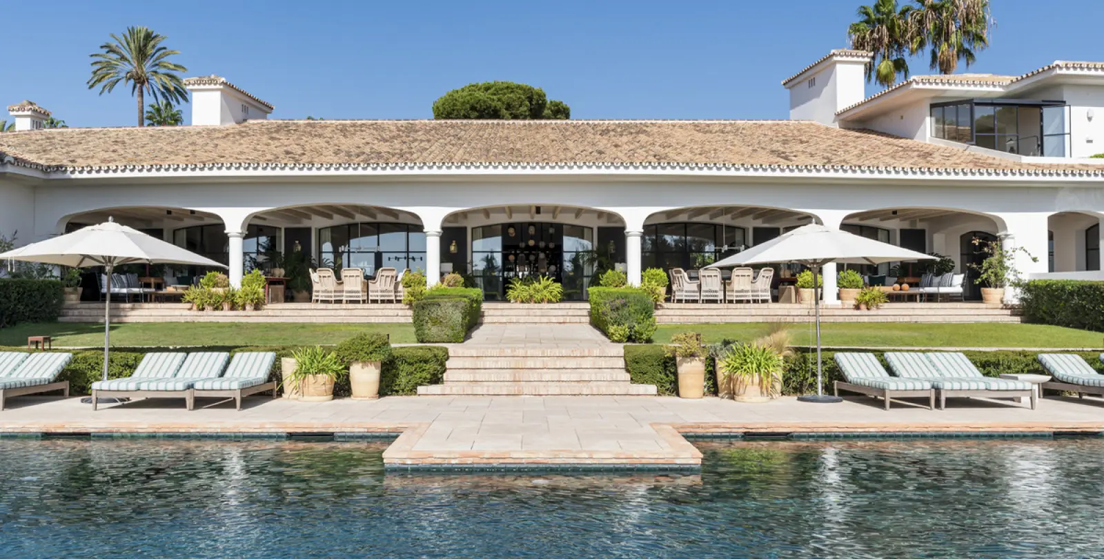 Short-term rent of detached villa in The Golden Mile 1