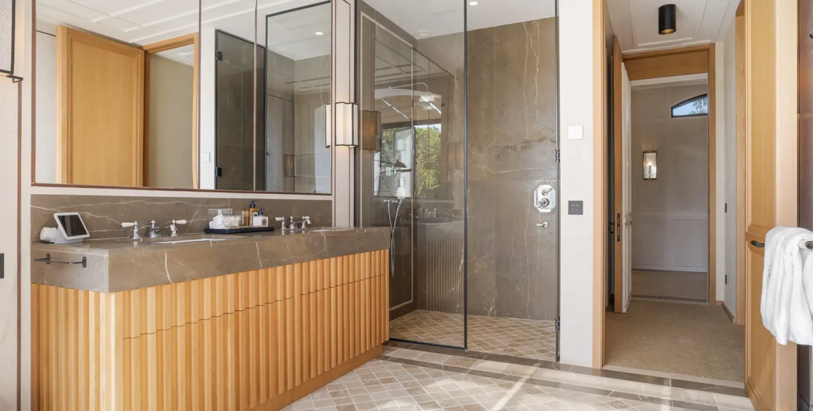 Short-term rent of detached villa in The Golden Mile 8