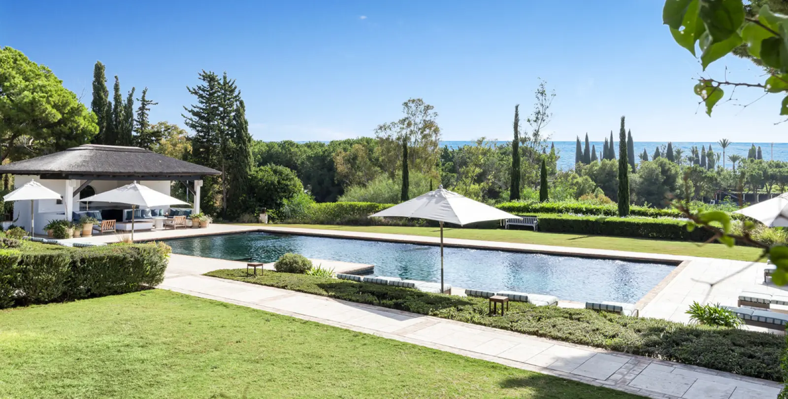 Short-term rent of detached villa in The Golden Mile 15