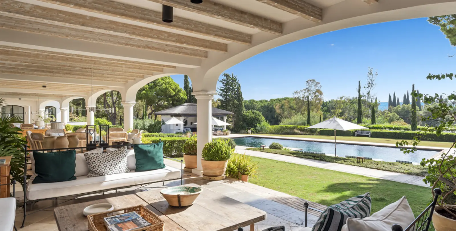 Short-term rent of detached villa in The Golden Mile 16