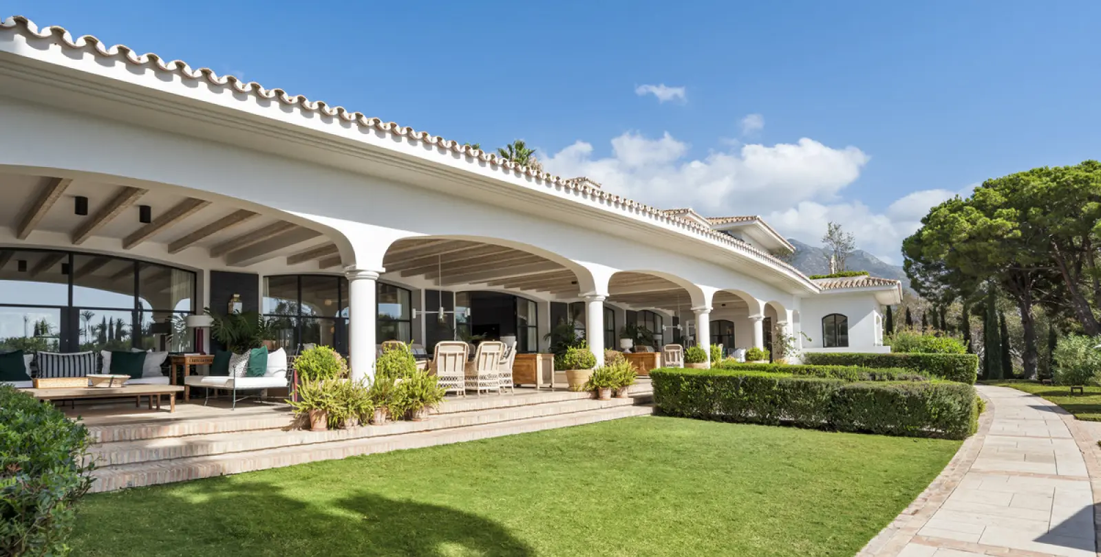 Short-term rent of detached villa in The Golden Mile 17