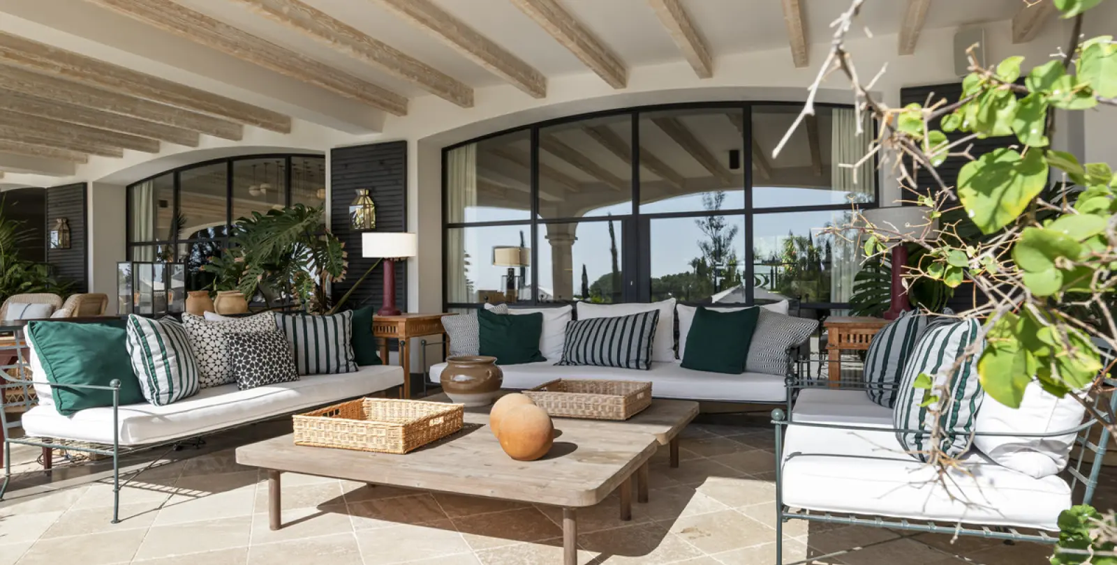 Short-term rent of detached villa in The Golden Mile 18