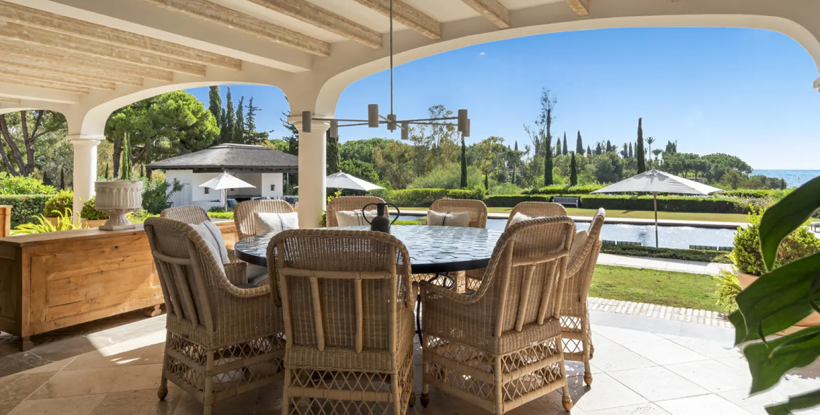 Short-term rent of detached villa in The Golden Mile 21