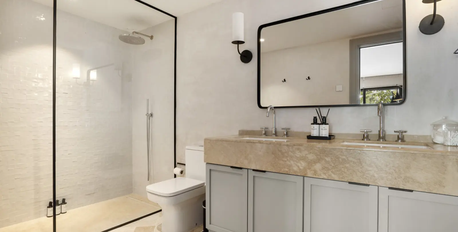 Short-term rent of detached villa in The Golden Mile 25