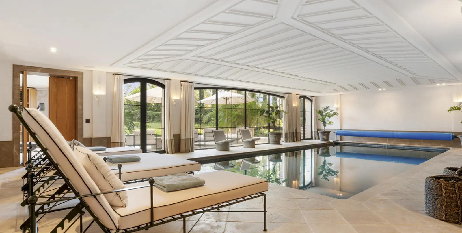 Short-term rent of detached villa in The Golden Mile 70