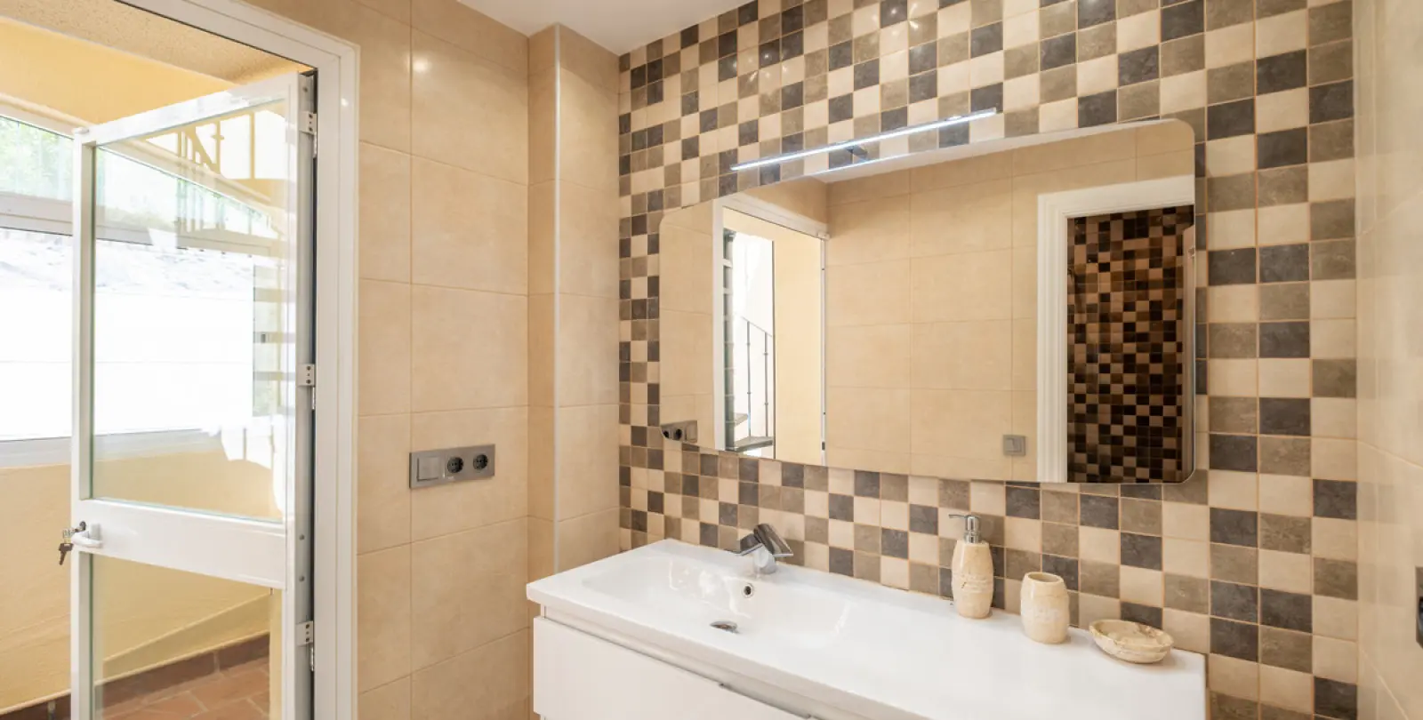 Short-term rent of townhouse in Benahavís 11