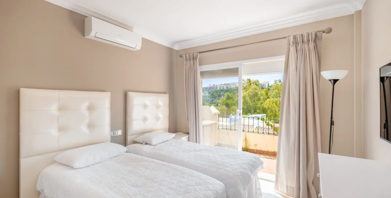 Short-term rent of townhouse in Benahavís 14