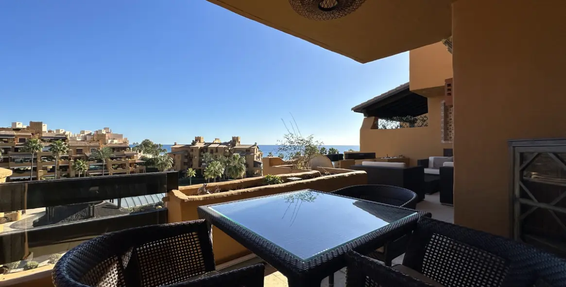 Alquiler a largo plazo de apartamento en planta media en Estepona 1