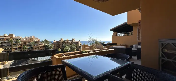 Long-term rent of middle floor apartment in Estepona 0