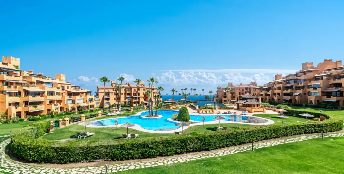 Alquiler a largo plazo de apartamento en planta media en Estepona 2