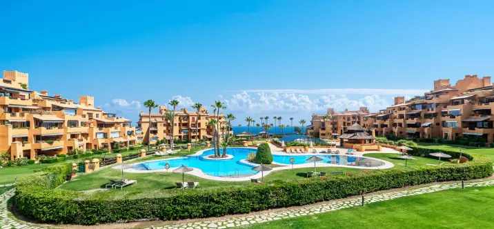 Long-term rent of middle floor apartment in Estepona 1