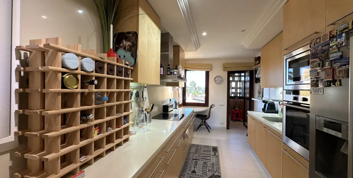 Alquiler a largo plazo de apartamento en planta media en Estepona 4