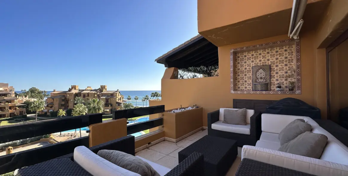 Alquiler a largo plazo de apartamento en planta media en Estepona 12