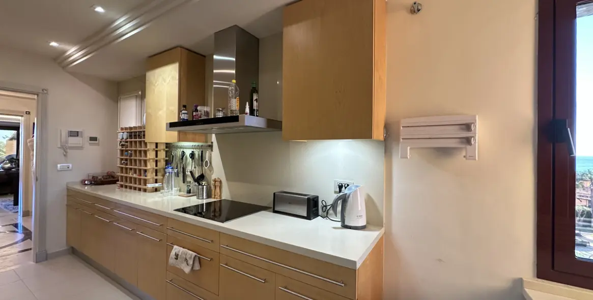 Alquiler a largo plazo de apartamento en planta media en Estepona 15