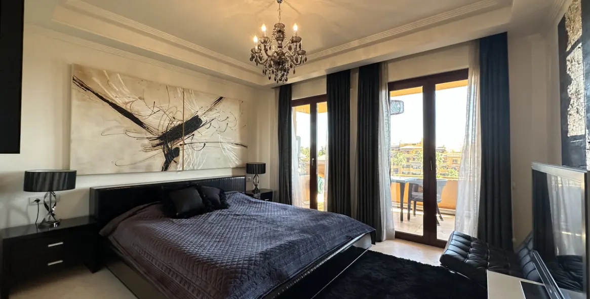 Alquiler a largo plazo de apartamento en planta media en Estepona 16