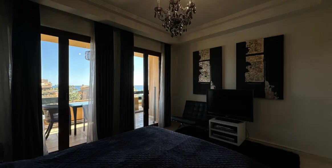 Alquiler a largo plazo de apartamento en planta media en Estepona 17