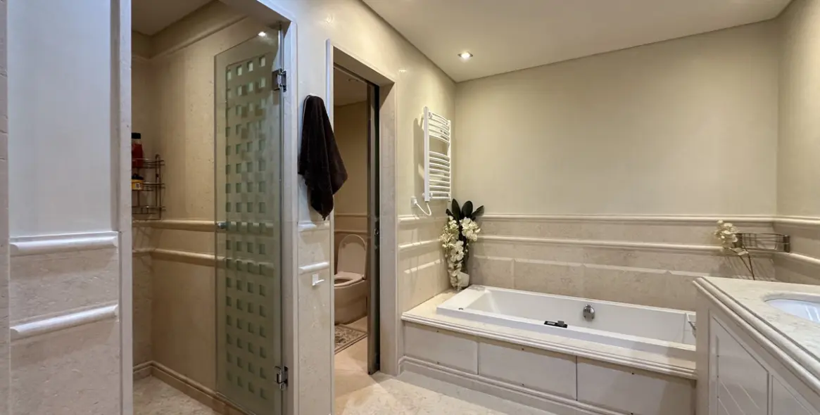 Alquiler a largo plazo de apartamento en planta media en Estepona 19