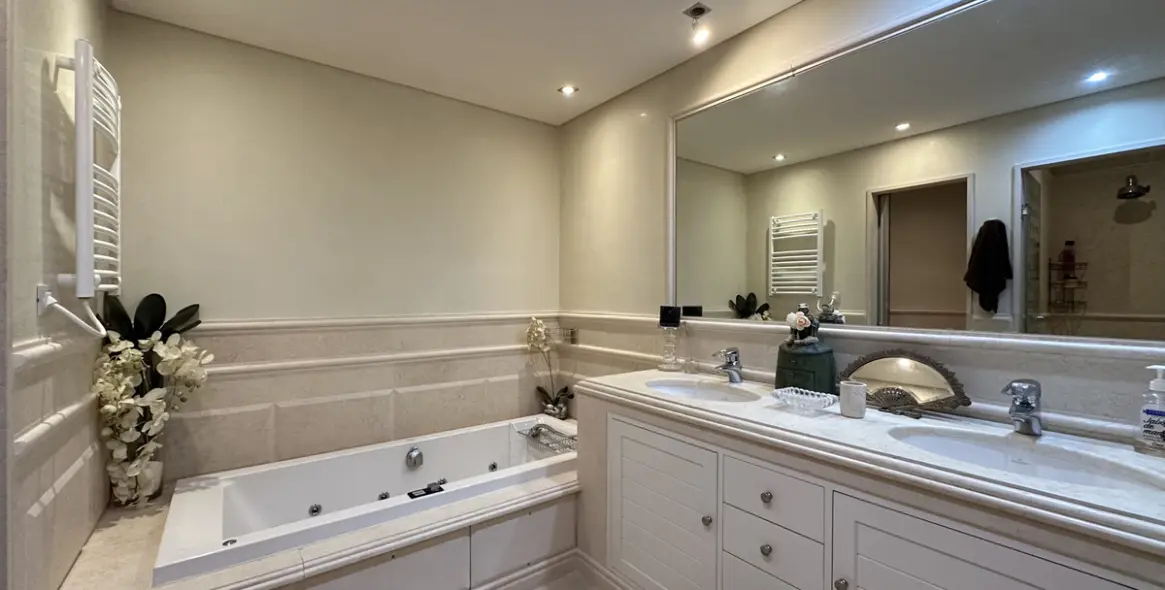 Alquiler a largo plazo de apartamento en planta media en Estepona 20