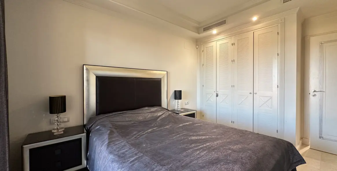 Alquiler a largo plazo de apartamento en planta media en Estepona 26