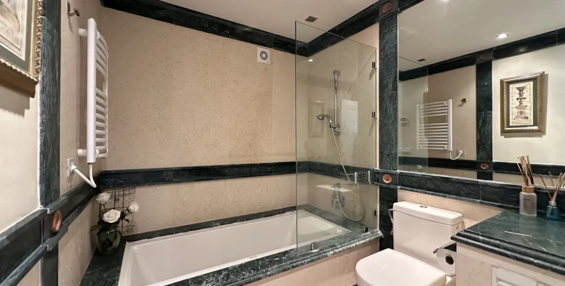 Alquiler a largo plazo de apartamento en planta media en Estepona 27