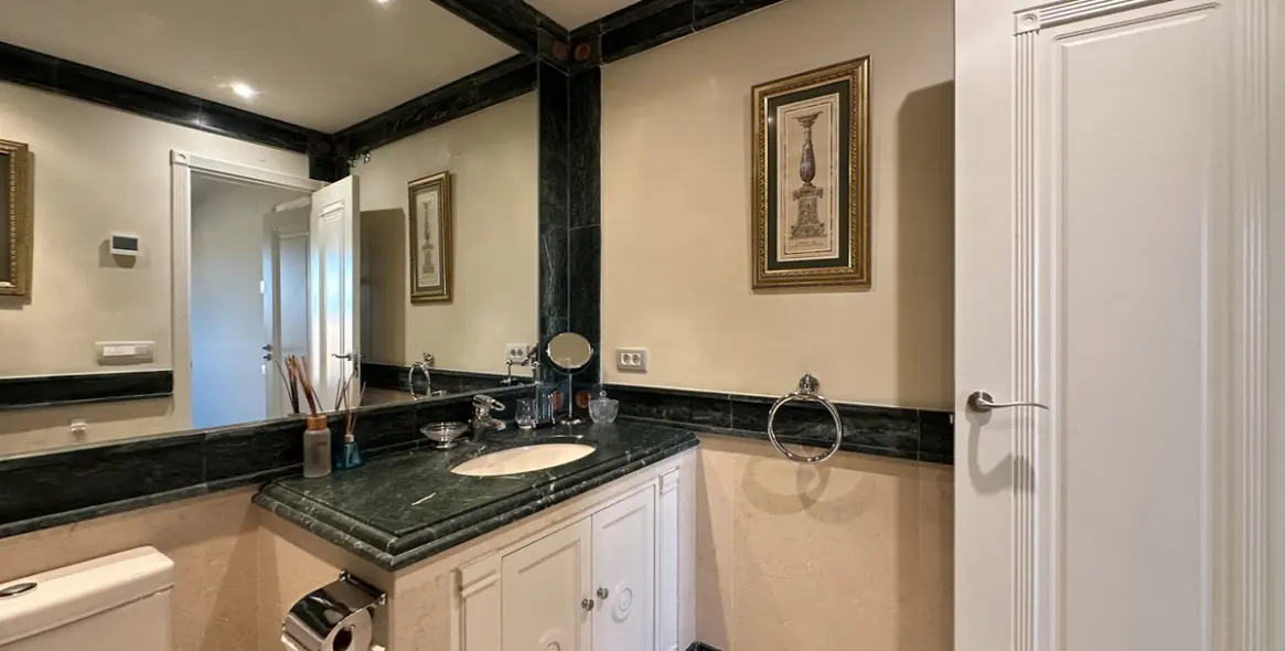 Alquiler a largo plazo de apartamento en planta media en Estepona 28