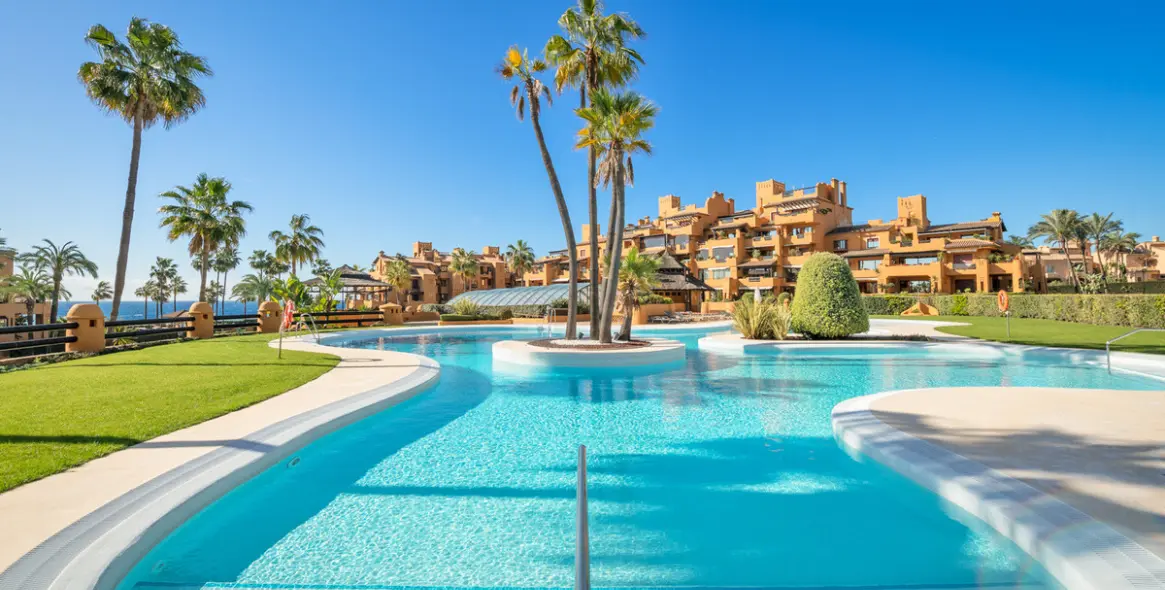 Alquiler a largo plazo de apartamento en planta media en Estepona 29