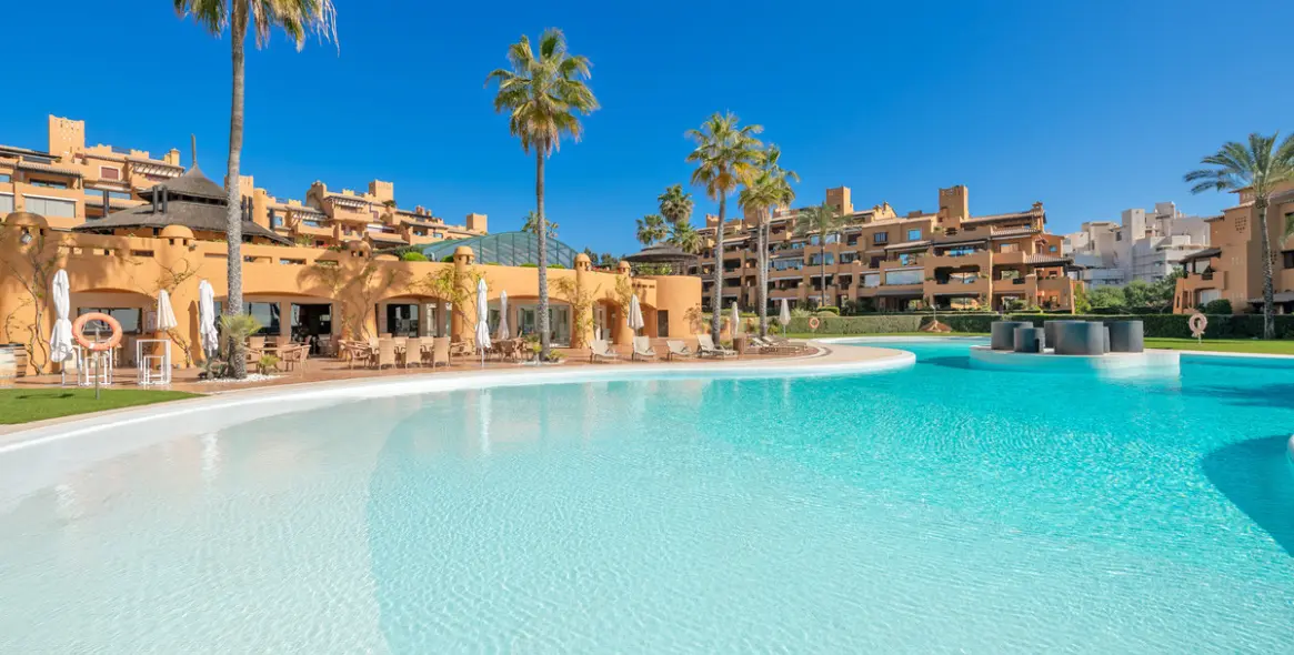 Alquiler a largo plazo de apartamento en planta media en Estepona 30