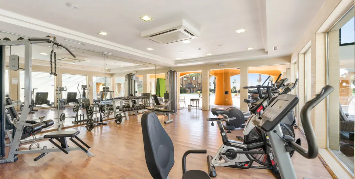 Alquiler a largo plazo de apartamento en planta media en Estepona 32