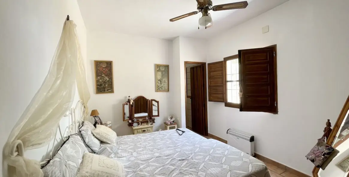 Sale of detached villa in Periana 12