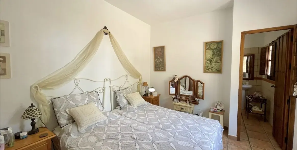 Sale of detached villa in Periana 13