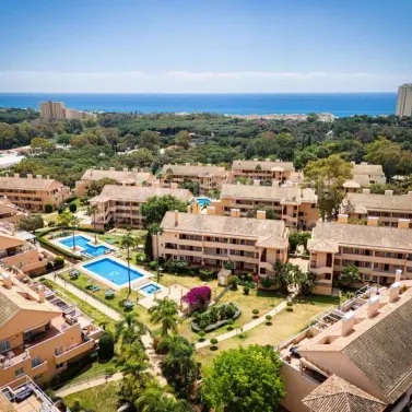 Продажа апартаментов на среднем этаже в Elviria