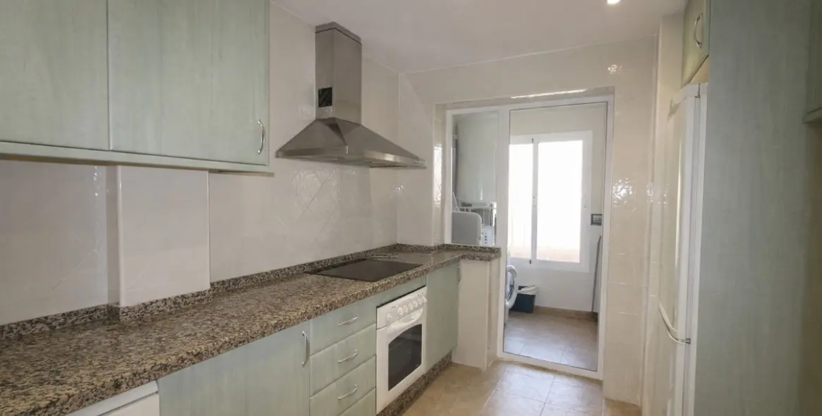 Продажа апартаментов на среднем этаже в Elviria 28