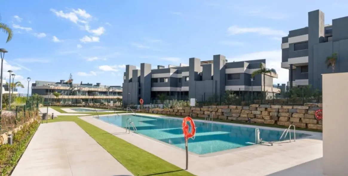 Venta de apartamento en planta media en Selwo 1