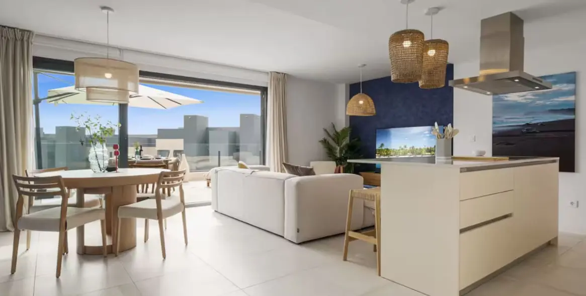 Venta de apartamento en planta media en Selwo 2