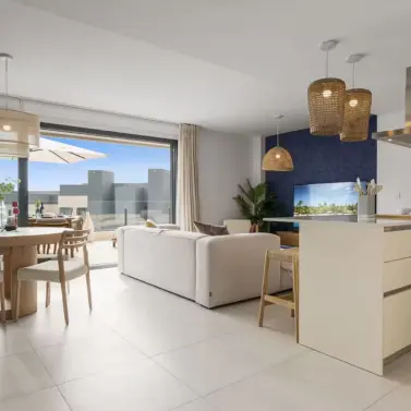 Venta de apartamento en planta media en Selwo