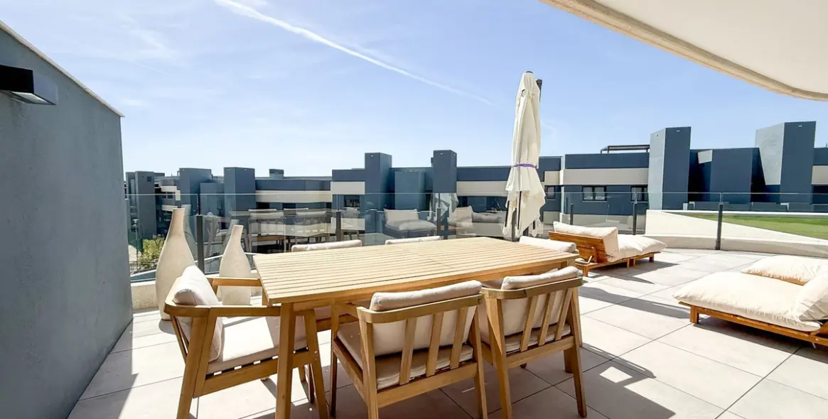 Venta de apartamento en planta media en Selwo 4