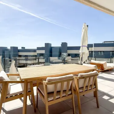 Venta de apartamento en planta media en Selwo