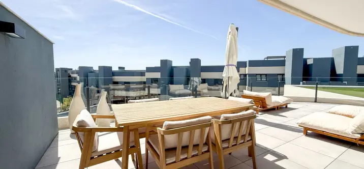 Venta de apartamento en planta media en Selwo 3