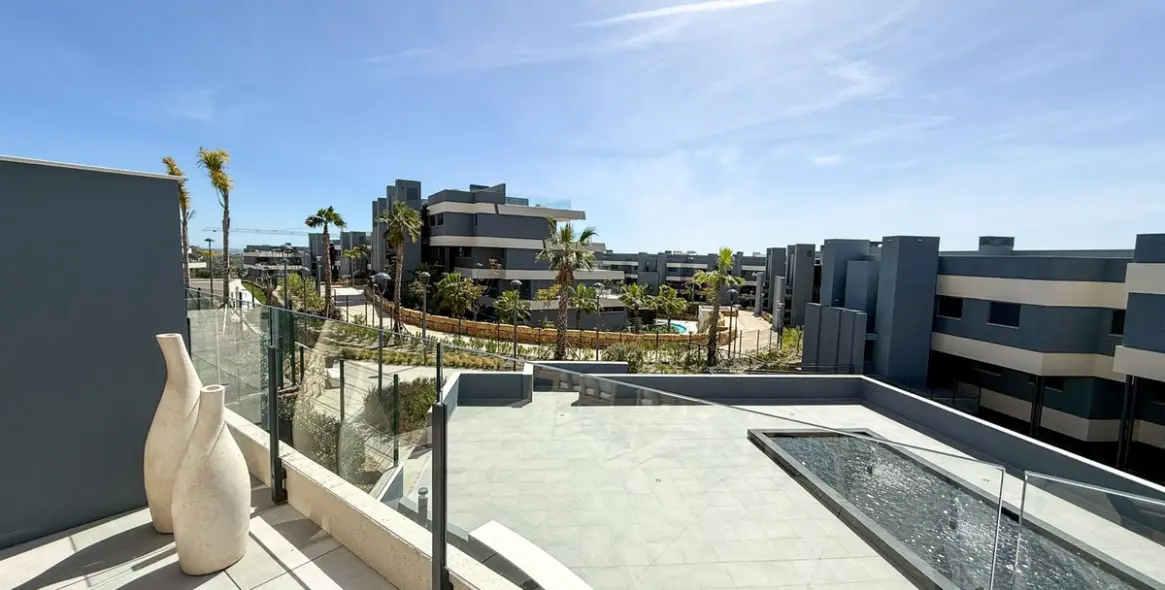 Venta de apartamento en planta media en Selwo 5