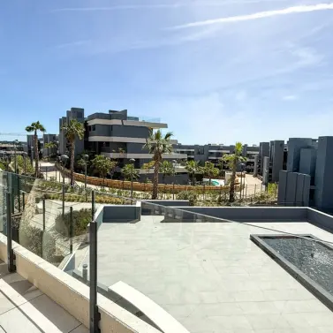 Venta de apartamento en planta media en Selwo