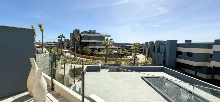 Venta de apartamento en planta media en Selwo 4