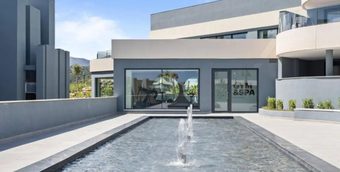 Venta de apartamento en planta media en Selwo 15